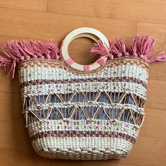 Sondra Roberts Coral Straw Woven Wood Ring Handle Beach Bag with Fringes - Picture 3 of 16